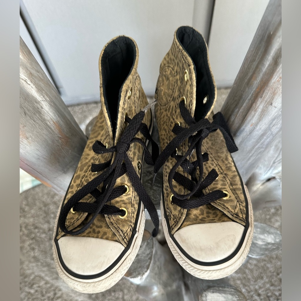 Leopard high top converse!